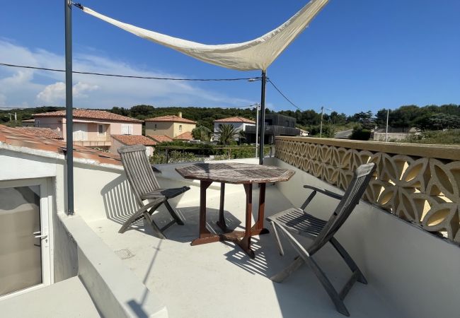 Apartment in Martigues - Logis de pêcheur 20 m de la mer